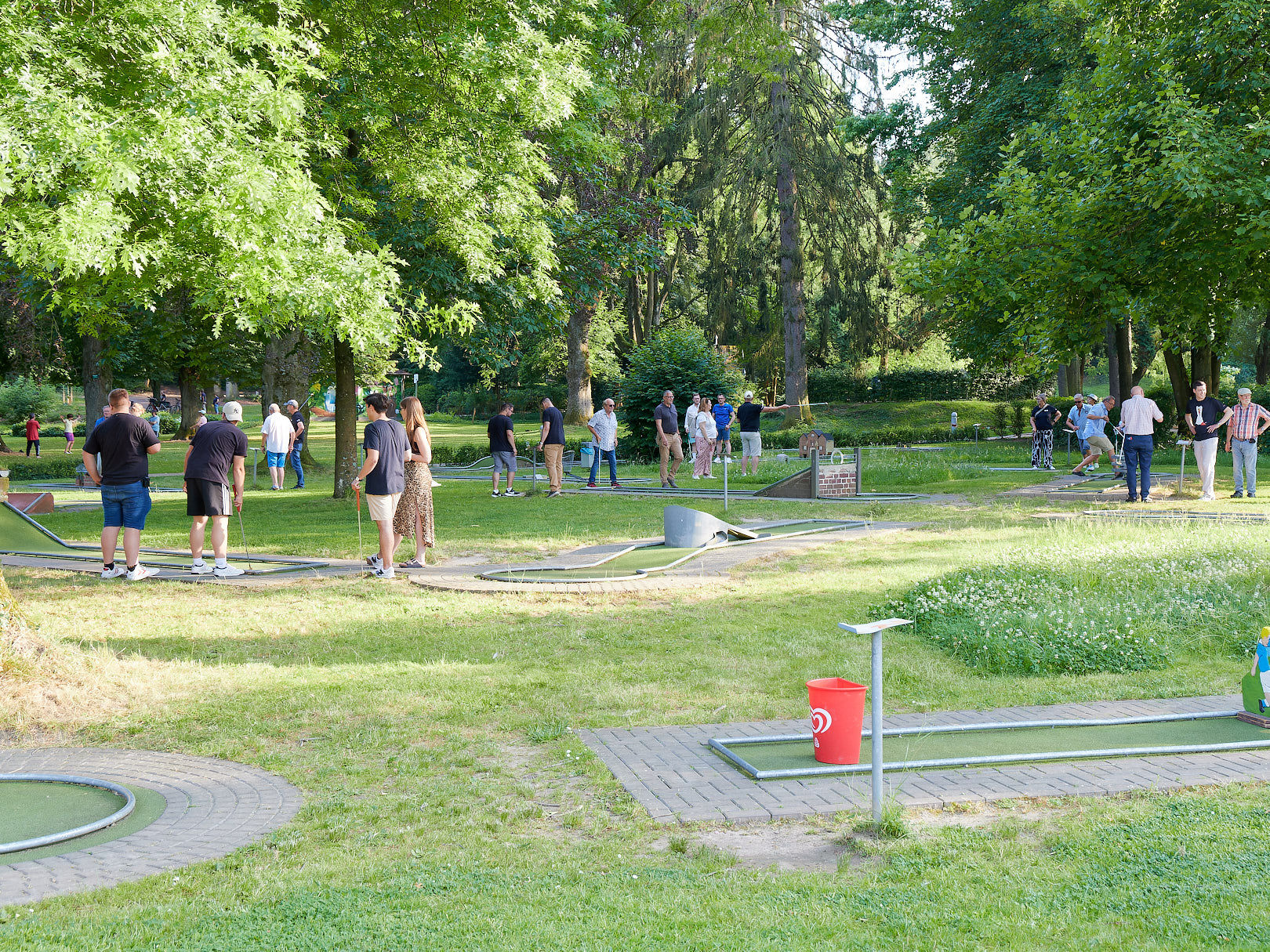 Menschen auf dem Minigolfplatz